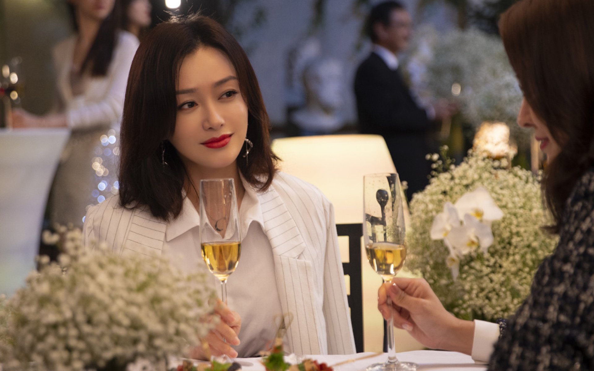 球迷热情：球迷夜场助威盛况记录，现场球迷